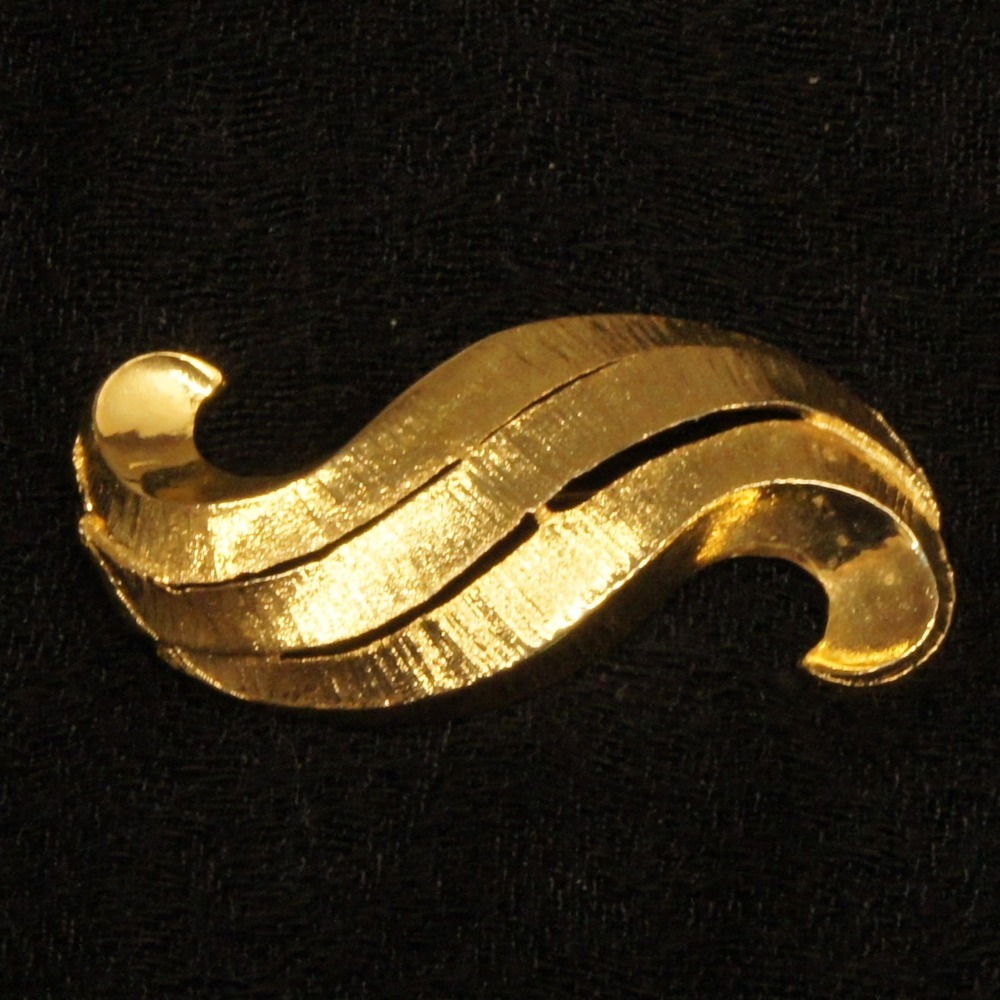 Gold Tone Swirl Brooch Curved Ribbon Feather Design‎ Vintage Style Pin